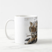 Winter-Tiger-Umarmung im Schnee Kaffeetasse (Links)