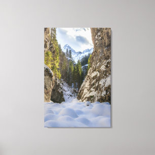 Winter- und Frühlingstal und Berge Leinwanddruck