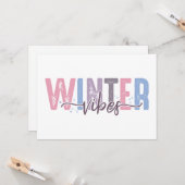 Winter Vibes - Weiche Pasteltypografie Karte (Vorderseite/Rückseite Beispiel)