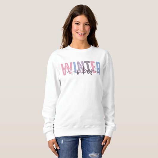 Winter Vibes - Weiche Pasteltypografie Sweatshirt (Vorne ganz)