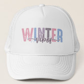 Winter Vibes - Weiche Pasteltypografie Truckerkappe (Vorderseite)