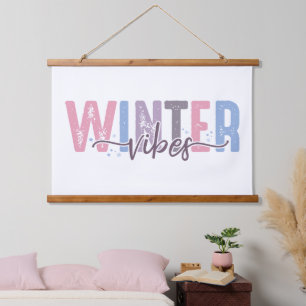 Winter Vibes - Weiche Pasteltypografie Wandteppich Mit Holzrahmen