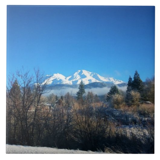 Winter View at Mount Shasta, CA Fliese (Vorderseite)