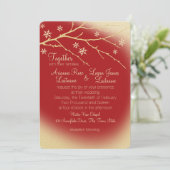 Winter-Waldschneeflocken Rot und Gold Hochzeit Einladung (Stehend Vorderseite)