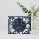 Winter Wedding Floral Wreath Save the Date Ankündigungspostkarte (Stehend Vorderseite)