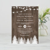 Winter Wedding Holz String Lights Pine Einladung (Stehend Vorderseite)