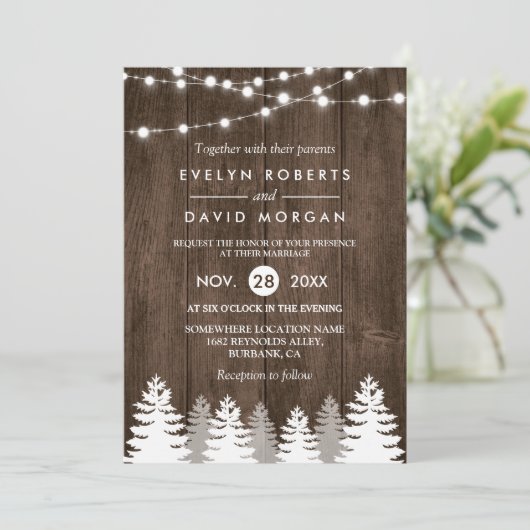 Winter Wedding Holz String Lights Pine Einladung (Stehend Vorderseite)