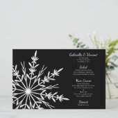 Winter Wedding Menu mit Schwarz und Weiß Snowflake (Stehend Vorderseite)