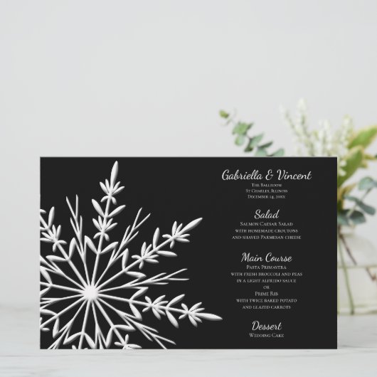 Winter Wedding Menu mit Schwarz und Weiß Snowflake (Stehend Vorderseite)