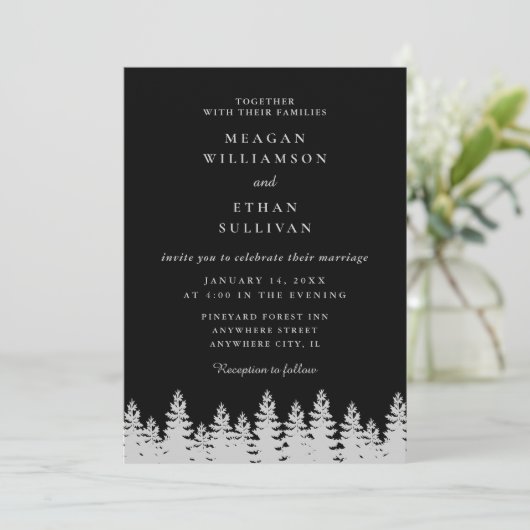 Winter Wedding mit schwarzen und silbernen Pinien Einladung (Stehend Vorderseite)