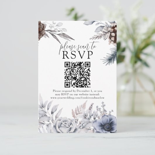 Winter Wedding Pine Cone QR Website RSVP Card Karte (Stehend Vorderseite)