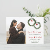 Winter Wedding Pine Wreath Holly Berries Foto Save The Date (Stehend Vorderseite)
