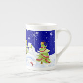 Winter Whimsey Pinguin Polar Bären Babys im Schnee Porzellantasse (Rechts)