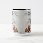 Winter Whispers and Squirrel Dreams Zweifarbige Tasse (Mittel)