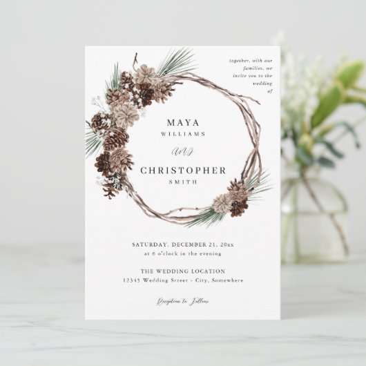 Winter White Floral & Pine Hochzeitskranz Einladung (Stehend Vorderseite)