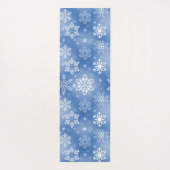 Winter White Snowflakes On Icy Blue Yogamatte (Rückseite)