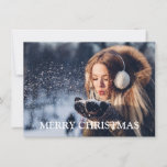 Winter Wonder Weihnachten<br><div class="desc">Fügen Sie Ihre eigenen Fotos auf dieser aktuellen Urlaubskarte hinzu. Personalisieren Sie alle Grüße und Namen auf der Rückseite der Karte, während die Vorderseite zeigt Ihr Lieblings-Foto mit fett gedruckten Text, "Frohe Weihnachten" oder den Feiertag Ihrer Wahl! Probieren Sie für etwas Einzigartiges "Winterwünsche"! Horizontale, landschaftsorientierte Fotos mit einem soliden, dunkleren...</div>