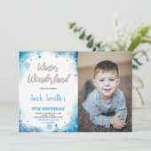 Winter Wonderland Geburtstagseinladungen Blaues Fo Einladung (Stehend Vorderseite)