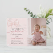 Winter Wonderland Pink Bow Photo First Birthday Einladung (Stehend Vorderseite)