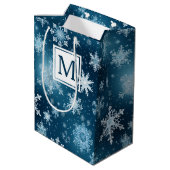 Winter Wonderland Schneeflocken Schneefall Blau Mittlere Geschenktüte (Rückseite Schrägansicht)