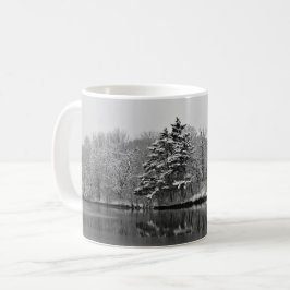 Winter Wonderland Schneesee Landschaft Schwarz und Kaffeetasse