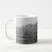 Winter Wonderland Schneesee Landschaft Schwarz und Kaffeetasse (Links)