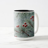 Winter Wonderland Tasse | Kiefern und Rote Berries (VorderseiteRechts)