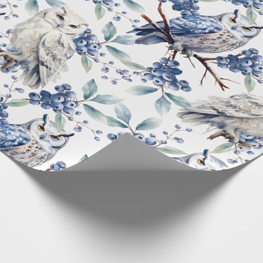 Winter Woodland Great White Owls Blue Berries Geschenkpapier (Ecke)