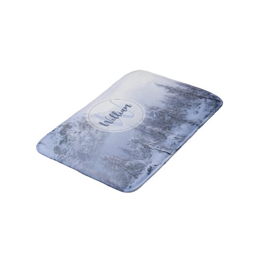 Winter Wunderland Nebel Fichtenwald Schneemonogram Badematte (Schrägansicht)