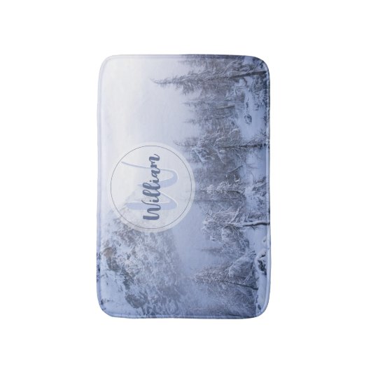 Winter Wunderland Nebel Fichtenwald Schneemonogram Badematte (Vorderseite Vertikal)