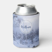 Winter Wunderland Nebel Fichtenwald Schneemonogram Dosenkühler (Kanne Vorderseite)