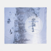 Winter Wunderland Nebel Fichtenwald Schneemonogram Fleecedecke (Vorderseite (Horizontal))
