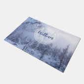 Winter Wunderland Nebel Fichtenwald Schneemonogram Fußmatte (Schrägansicht)