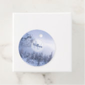 Winter Wunderland Nebel Fichtenwald Schneemonogram Geschenkanhänger (Beispiel)