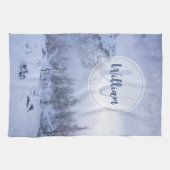 Winter Wunderland Nebel Fichtenwald Schneemonogram Geschirrtuch (Horizontal)