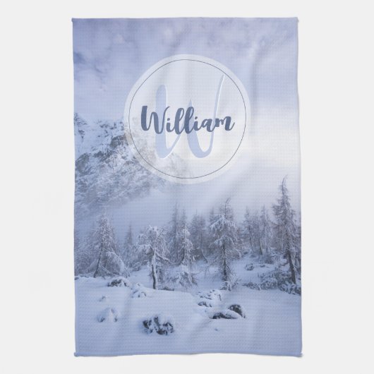 Winter Wunderland Nebel Fichtenwald Schneemonogram Geschirrtuch (Vertikal)
