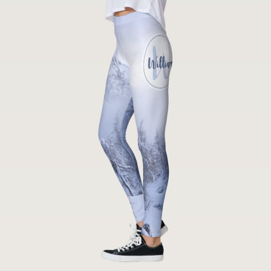 Winter Wunderland Nebel Fichtenwald Schneemonogram Leggings (Links)