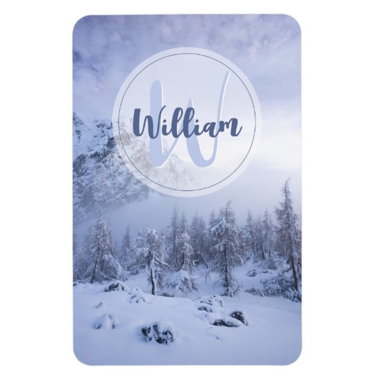 Winter Wunderland Nebel Fichtenwald Schneemonogram Magnet (Vertikal)