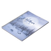 Winter Wunderland Nebel Fichtenwald Schneemonogram Notizblock (Linke Seite)