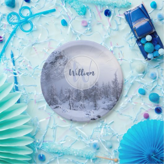 Winter Wunderland Nebel Fichtenwald Schneemonogram Pappteller (Party)