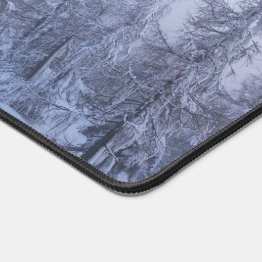 Winter Wunderland Nebel Fichtenwald Schneemonogram Schreibtischunterlage (Ecke)