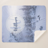 Winter Wunderland Nebel Fichtenwald Schneemonogram Sherpadecke (Vorderseite (Horizontal))