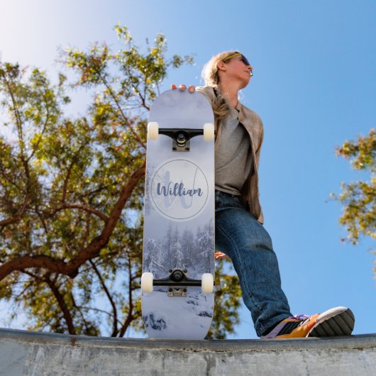 Winter Wunderland Nebel Fichtenwald Schneemonogram Skateboard (Außenbereich 1)