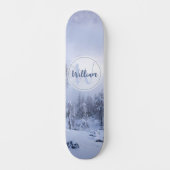Winter Wunderland Nebel Fichtenwald Schneemonogram Skateboard (Vorderseite)