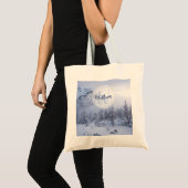 Winter Wunderland Nebel Fichtenwald Schneemonogram Tragetasche (Vorderseite (Produkt))