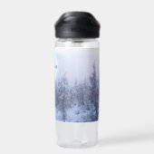 Winter Wunderland Nebel Fichtenwald Schneemonogram Trinkflasche (Rückseite)