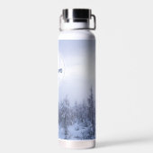 Winter Wunderland Nebel Fichtenwald Schneemonogram Trinkflasche (Rückseite)