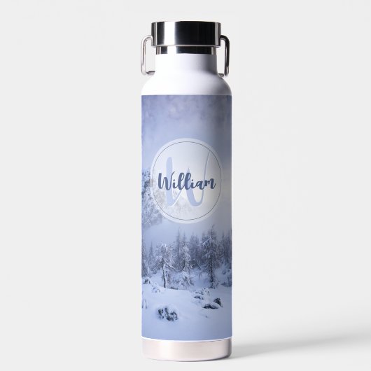 Winter Wunderland Nebel Fichtenwald Schneemonogram Trinkflasche (Vorne)