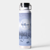 Winter Wunderland Nebel Fichtenwald Schneemonogram Trinkflasche (Rückseite)