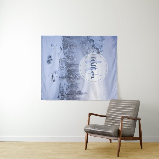 Winter Wunderland Nebel Fichtenwald Schneemonogram Wandteppich (Beispiel (Horizontal))